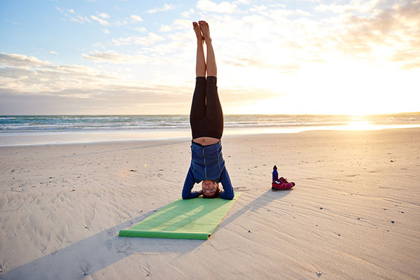 Thực hiện tư thế trồng chuối trên thảm tập yoga sẽ giúp bạn an toàn, giảm thiểu tối đa khả năng chấn thương