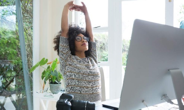 Vertue đang thực hiện một trong 8 bước của phương pháp "yoga bàn"